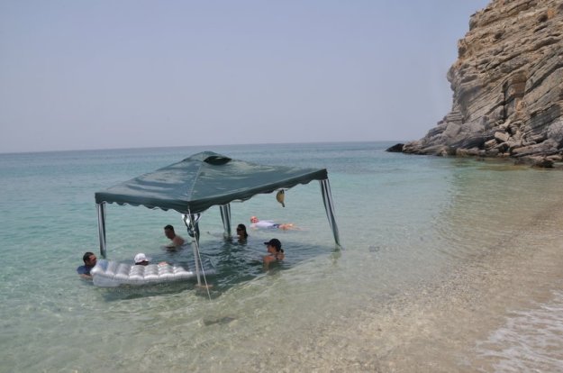 5693581-Shadecloth_at_a_beach_on_the_Musandam_Peninsula-_Oman-0